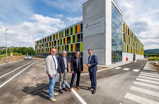 Erst kürzlich hat Marc Nickel (links) das neue Parkhaus am Klinikum Winnenden eingeweiht, das mit auf sein Betreiben hin gebaut wurde. Foto: Michael Fuchs (cf)