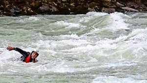 David Steffel kämpft sich beim Bodyrafting in Wasserballermanier durch die Fluten des Inn.  Foto: Steffel