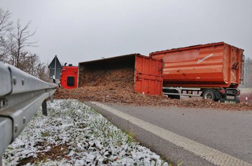 Der umgekippte Lastwagen versperrt für mehrere Stunden die Auffahrt zur B14. Foto: 7aktuell.de/ Lermer