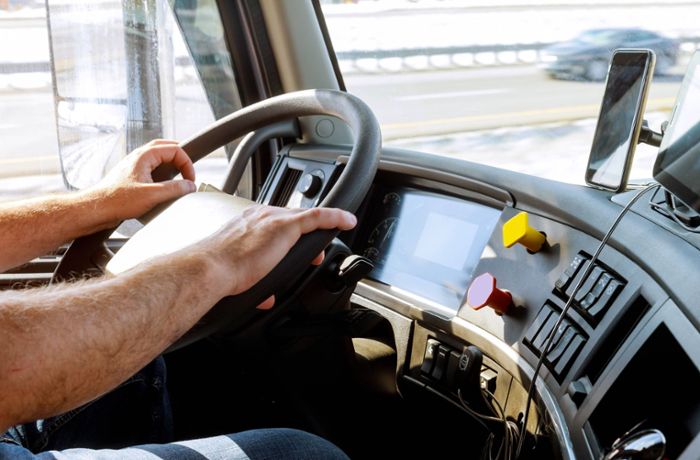 1400 Kilometer ohne Pause: Lkw-Fahrer 32 Stunden   nonstop am Steuer– 2500 Euro Strafe