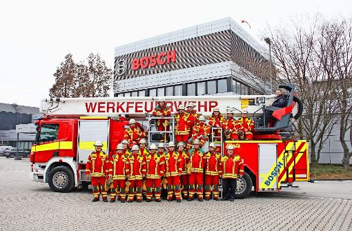 Zur  Bosch-Werkfeuerwehr   am Standort Feuerbach gehören    34 hauptberufliche und  30 nebenberufliche Feuerwehrmänner. 14 Einsatzfahrzeuge stehen in der Feuerwache bereit. Die  Teleskopbühne (Foto) kann für  Rettungseinsätze bis zu 42 Meter ausgefahren werden. Foto: Georg Friedel