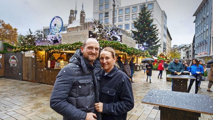 Stuttgarter Weihnachtsmarkt: Sie lassen es  schneien auf dem Marktplatz