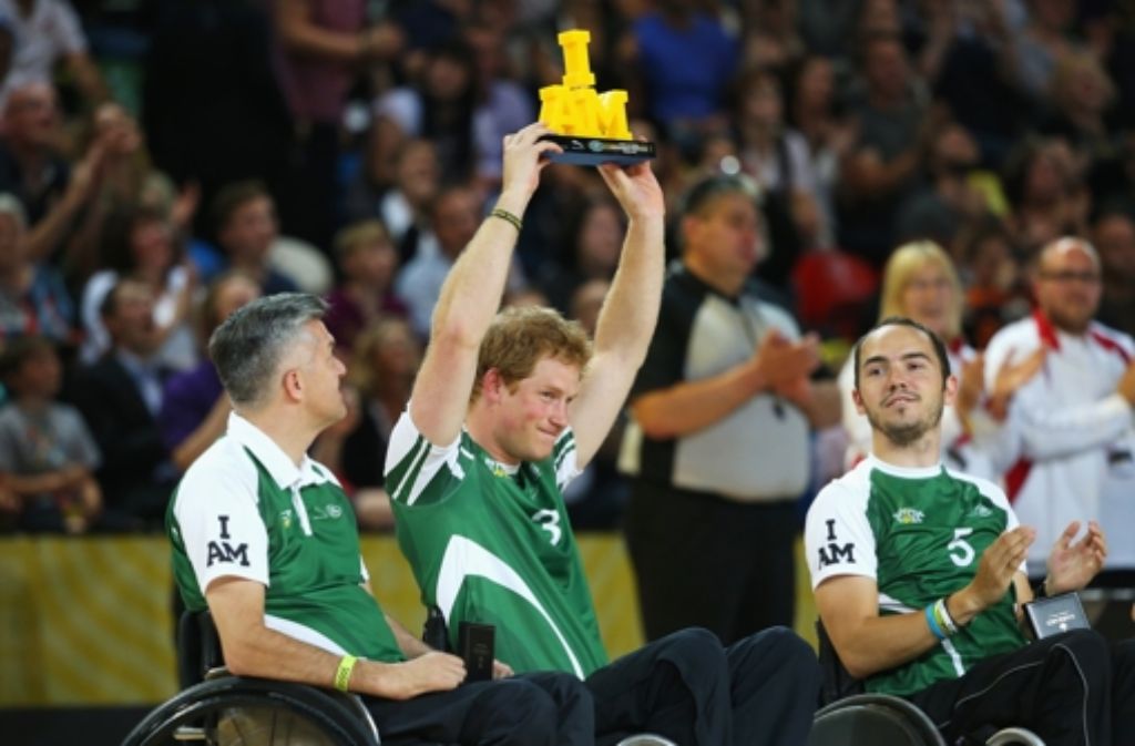 Stolze Sieger: Im Rollstuhl-Rugby hat Prinz Harry bei den Invictus Games mit seinem Team den Pokal geholt.