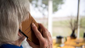 Bei Anruf Betrug – doch nicht immer lassen sich Senioren abzocken. Foto: picture alliance/dpa/Sebastian Gollnow