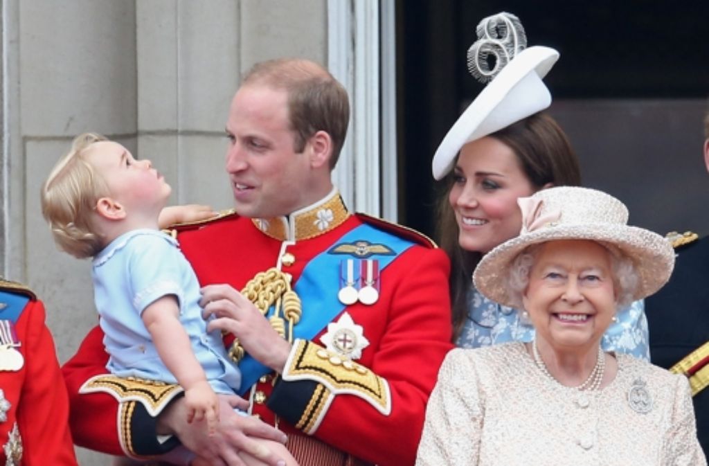 Es ist eigentlich der große Tag der Queen, doch ihr Urenkel George und seine Mama, Herzogin Kate, haben Elizabeth an ihrem Ehrentag ein bisschen die Schau gestohlen.