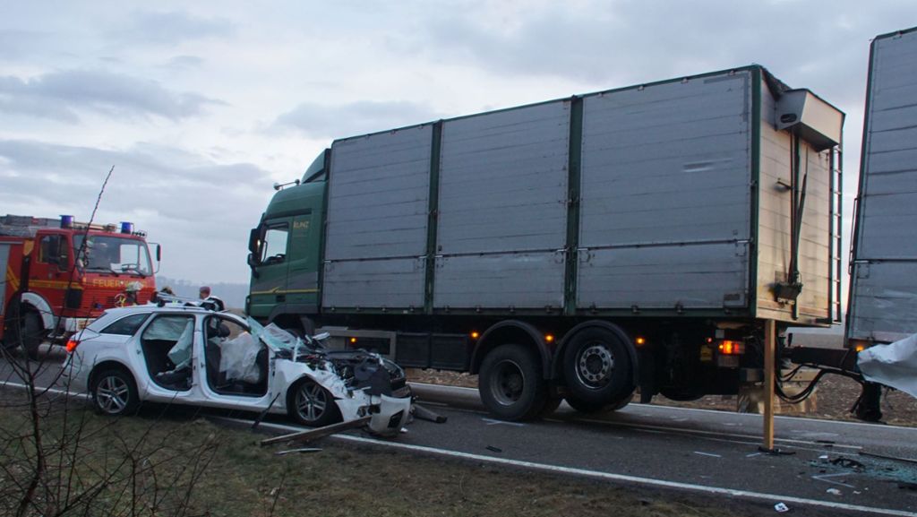 Kreis Ludwigsburg: Autofahrer gerät mit Fahrzeug unter Lkw und stirbt