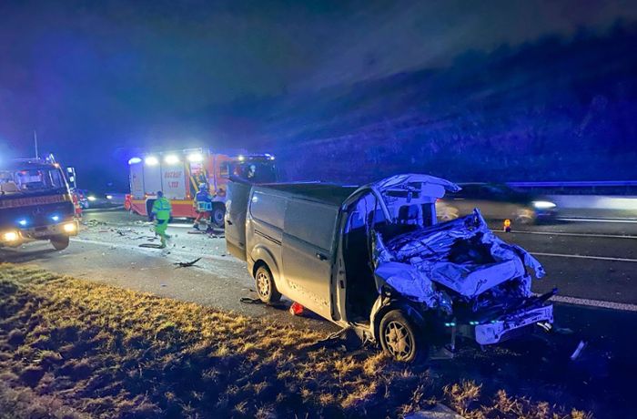 Unfall auf der A8 bei Leonberg-West: Mann schläft am Steuer ein und fährt gegen Lastwagen