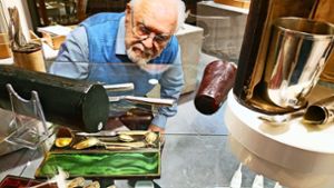 Auktionator Gert Nagel hat seine Bestecksammlung kulturhistorisch erforscht. Foto: Kathrin Wesely