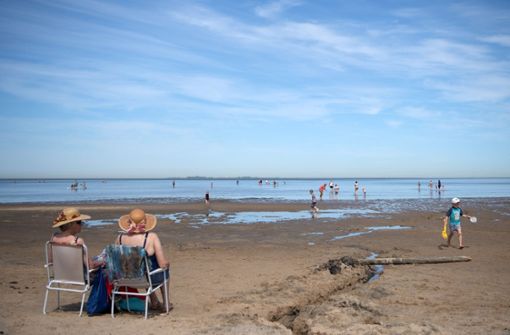 Der Traum vom Strandurlaub rückt immer näher – aber wo lässt es sich sicher baden? Foto: dpa/Sina Schuldt
