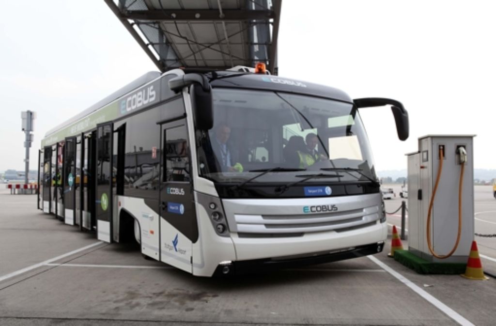 3,10 Meter hoch, 13,90 Meter lang: Von November an sind sieben neue Elektrobusse auf dem Vorfeld des Flughafens unterwegs Foto: Jan Reich