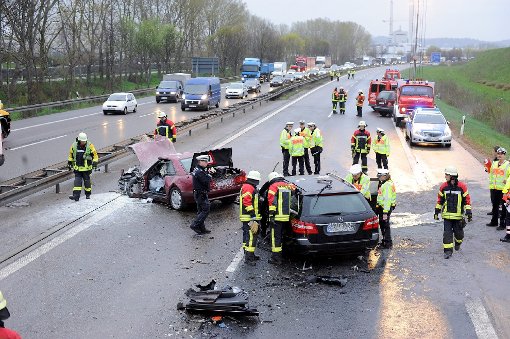 Ein Geisterfahrer verursacht auf der Autobahn 81 bei Böblingen einen schweren Unfall, bei dem ein Mensch stirbt. Der Verursacher erliegt seinen Verletzungen im Krankenhaus. Foto: www.7aktuell.de | Oskar Eyb