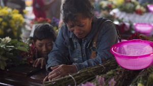 Große Trauer: Die Zahl der Todesopfer nach dem Ausbruch des Feuervulkans in Guatemala steigt weiter an. Foto: AP