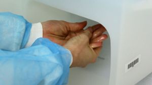 Die Handdesinfektion ist bei der Bekämpfung der Darmkeime in der Klinik am Eichert  das A und O. Foto: dpa