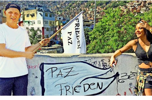 Bernhard Weber und die Graffitikünstlerin Betta auf jener Brücke, die in Rio derzeit heftig umkämpft wird Foto: Käufer