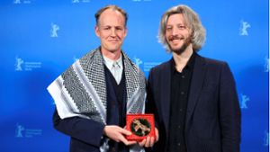 Der Regisseur Ben Russell (links) sprach am Ende seiner Dankesrede für eine Auszeichnung von einem Genozid. Foto: AFP/NADJA WOHLLEBEN