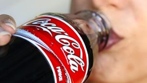 Dsas Cola viel Zucker enthält, weiß jeder. Doch die Tester fanden auch noch andere Stoffe in dem süßen Getränk. Foto: dpa