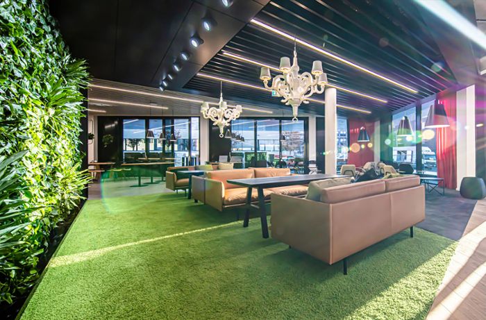 Entspannte Atmosphäre mit flauschigem Teppich und modernen Kronleuchtern: Die Lounge der neuen AMG-Cafeteria lädt zum Kaffee, aber auch zum Meeting mit Kollegen ein.