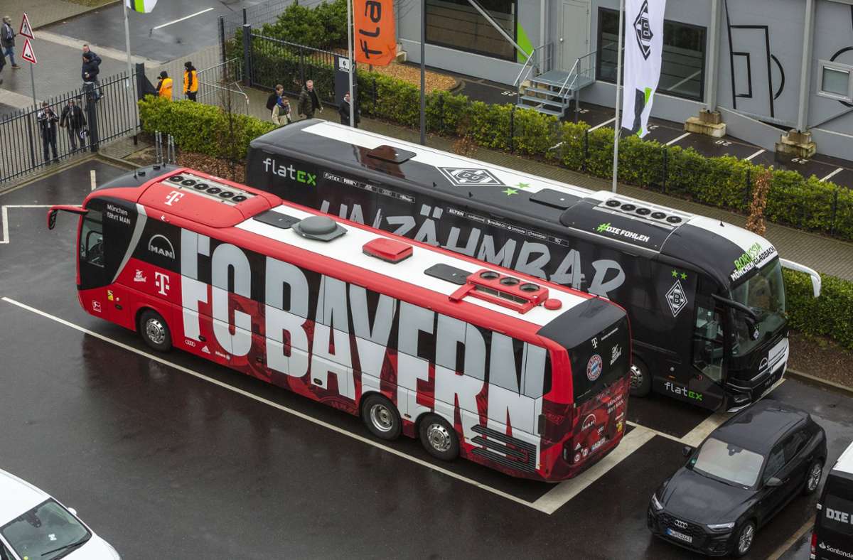 Beamte erlaubten es zwei Bussen des FC Bayern, nach dem Spiel in Mönchengladbach durch eine Rettungsgasse zu fahren. Foto: IMAGO/Werner Otto