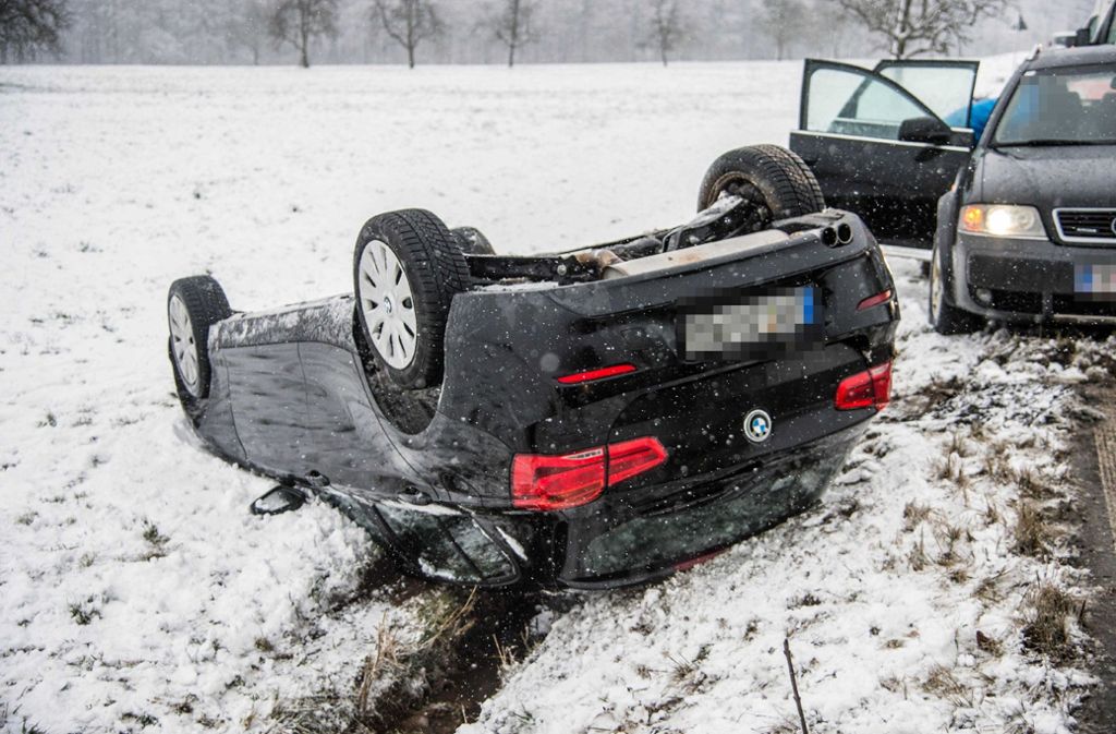 Im Rems-Murr-Kreis hat ein 21-Jähriger auf schneeglatter Fahrbahn die Kontrolle über sein Fahrzeug verloren.