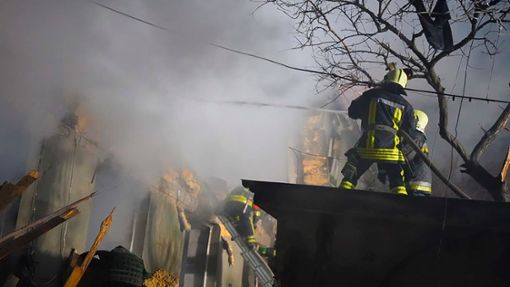 Feuerwehrleute arbeiten an einem brennenden Gebäude nach einem russischen Angriff in Odessa. Foto: Uncredited/Ukrainian Emergency Service via AP/AP