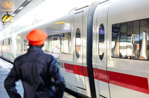 Um Bahnmitarbeiter vor Übergriffen zu schützen, plant der Konzern  diverse Schutzmaßnahmen. (Symbolfoto) Foto: dpa/Michael Matthey