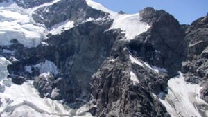 Das Foto, das die Polizei des Kantons Graubünden herausgegeben hat, zeigt die Seite des Piz Bernina, auf der die Seilschaft abgestürzt ist. Foto: AFP