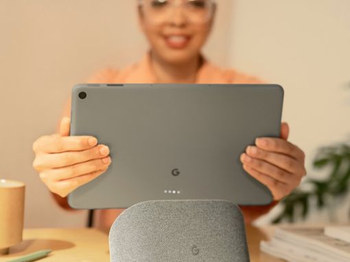 Eine Nutzerin nimmt das Google Pixel Tablet von seinem Ladedock. Foto: Google LLC