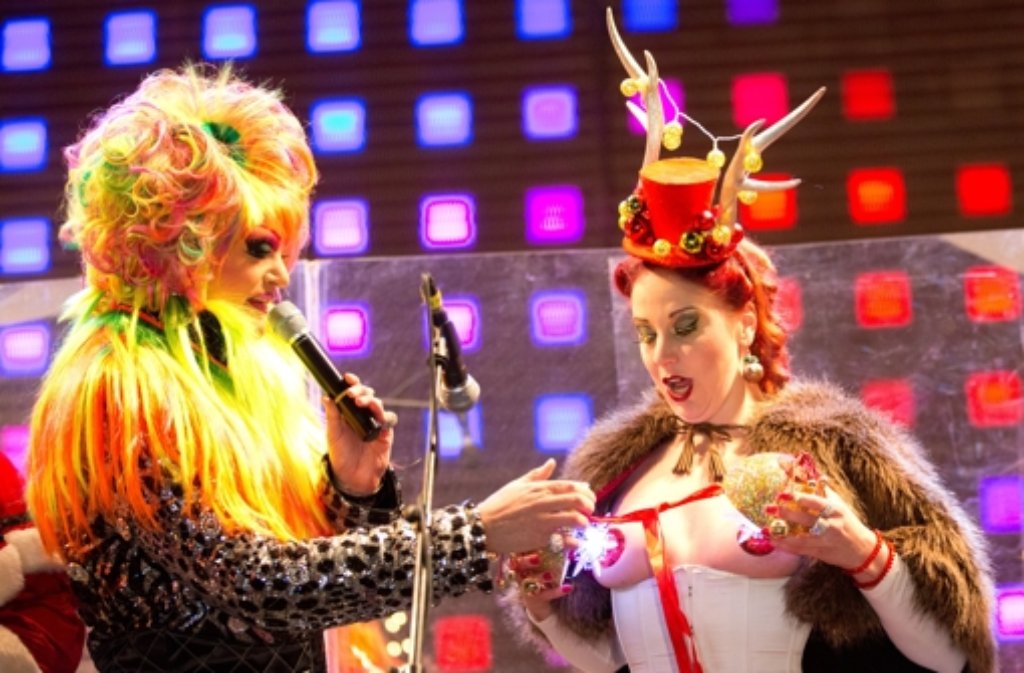 Die Drag-Queen Olivia Jones und die Burlesque-Tänzerin Eve Champagne (rechts) eröffnen am Donnerstag den erotischen Weihnachtsmarkt Santa Pauli auf der Reeperbahn in Hamburg. Foto: dpa