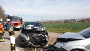 Zwei Autos sind auf der L1106 bei Bönnigheim frontal zusammengestoßen. Foto: 7aktuell.de/