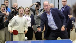 Prinz William und ein ukrainisches Mädchen beim Tischtennis-Doppel. Foto: dpa/Chris Jackson