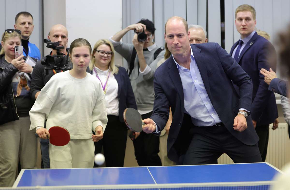 Prinz William und ein ukrainisches Mädchen beim Tischtennis-Doppel.