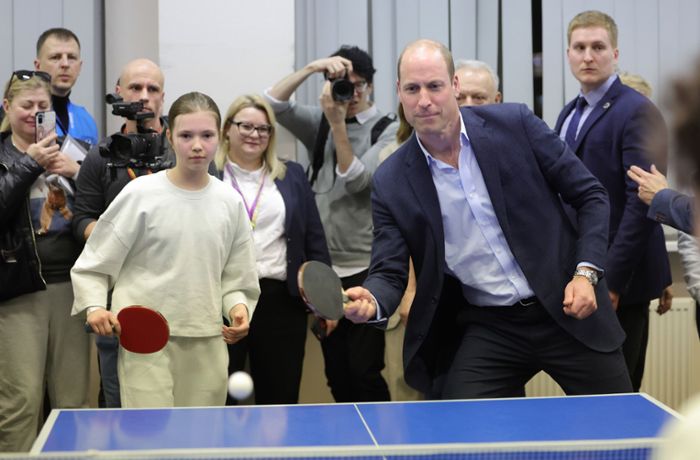 Besuch in Polen: Prinz William spielt mit ukrainischen Kindern Tischtennis