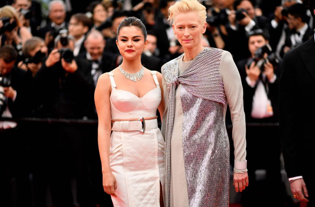 In einem hellen Bustierkleid posierte die Schauspielerin Selena Gomez (26, links) neben einer der ganz großen Frauen des Films, der schottischen Schauspielerin Tilda Swinton (58).