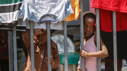 Kinder in einer Unterkunft für Familien, die durch Bandengewalt vertrieben wurden. Foto: Odelyn Joseph/AP/dpa