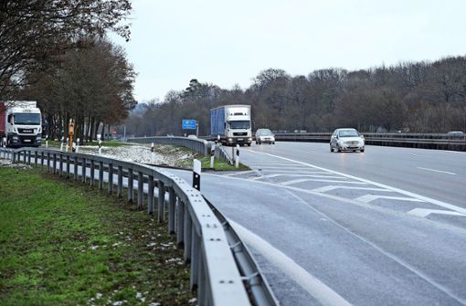 Die A 81  bei Mundelsheim durchschneidet den  Wanderkorridor von Wildtieren. Eine Grünbrücke soll  helfen, dass Wildkatze   und Co. sicher die Straße queren können. Foto: Werner Kuhnle