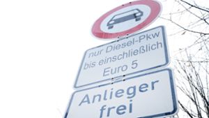 Zum 1. Juli würden Fahrverbote auch Euro-5-Dieselfahrzeuge betreffen, sollten die Grenzwerte für Stickoxide nicht eingehalten werden. Foto: dpa/Bernd Weissbrod