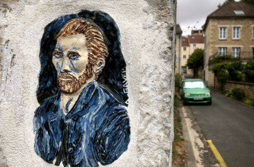 Eine kleine Keramiktafel erinnert an einer Straßenecke in Auvers-sur-Oise an den Künstler Vincent van Gogh. In der kleinen französischen Stadt wurde nun der Ort entdeckt, wo er sein letztes Bild malte. Foto: Krohn/Krohn