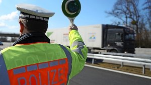 Für einen lettischen Lkw-Fahrer war am Montag nach seiner Irrfahrt durch Geislingen (Kreis Göppingen) erst einmal Endstation. (Symbolbild) Foto: dpa