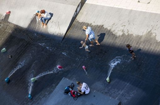 Am Mittwoch war es heiß in Stuttgart – beim Milaneo boten Wasserspiele etwas Erfrischung. Foto: Lichtgut/Leif Piechowski