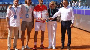 Novak Djokovic (Mitte) 2021 nach dem Turnier in Belgrad mit seinen Eltern Dijana und Srdjan sowie seinen Brüdern  Djordje and Marko Foto: imago/Aleksandar Djorovic