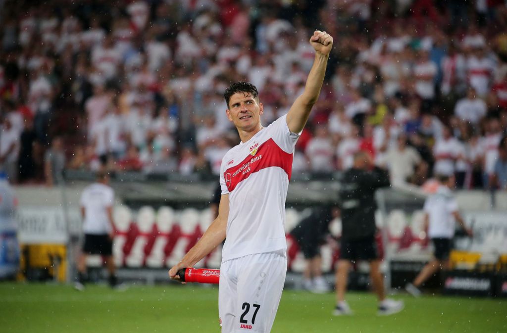 Mario Gomez vom VfB Stuttgart jubelt über den Auftaktsieg gegen Hannover 96. Dabei gelang dem Angreifer Historisches.