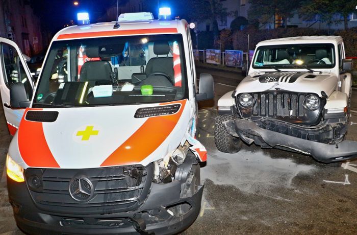 Stuttgart-Zuffenhausen: Jeep rammt Krankenwagen im Einsatz