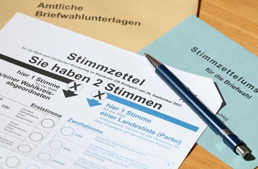 Daheim ausfüllen ist bequem und sicher – das gefällt vielen Wahlberechtigten. Foto: dpa/Bernd Weißbrod