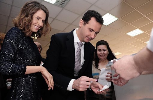 Baschar al Assad und seine Frau Asma bei der Stimmabgabe. Foto:  