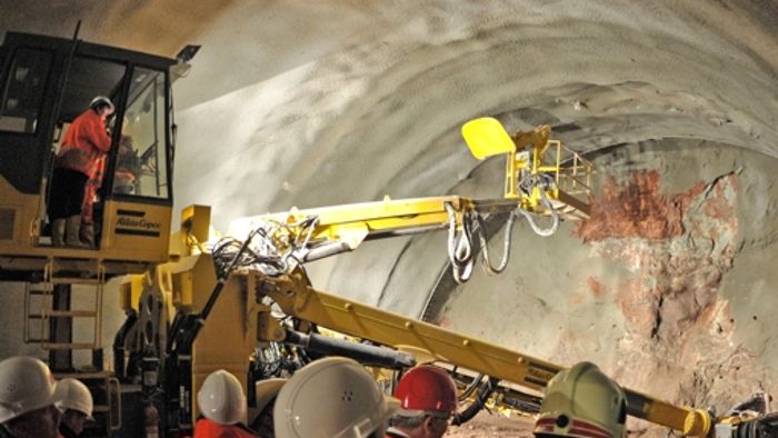 Bergleute graben wieder am Tunnel
