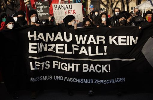 Am Karlsplatz in Stuttgart halten Demonstranten ein Banner. Foto: Lichtgut/Julian Rettig