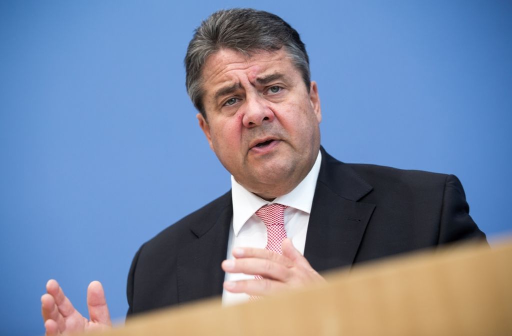 Wirtschaftsminister Gabriel sagt, dass die EZB-Politik den Rechtspopulisten Auftrieb gibt. Foto: dpa
