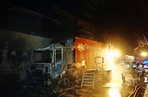 Das Führerhaus des Lastwagens ist komplett ausgebrannt, der Fahrer konnte sich retten. Foto: SDMG