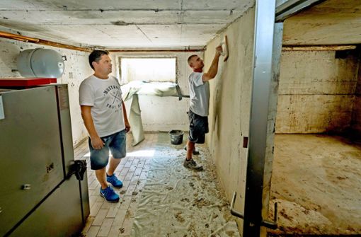 Frank  Vetter (links)  lässt sein Untergeschoss neu verputzen. Er musste eine neue Heizung einbauen lassen. Foto: factum/Weise