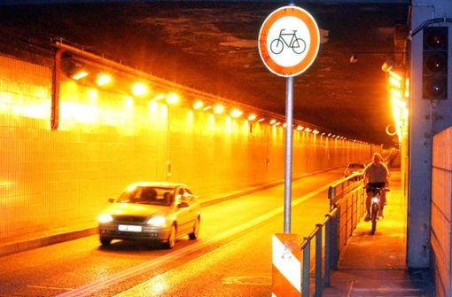 Für Radfahrer ist im Flughafentunnel nicht viel Platz. Foto: Günter Bergmann
